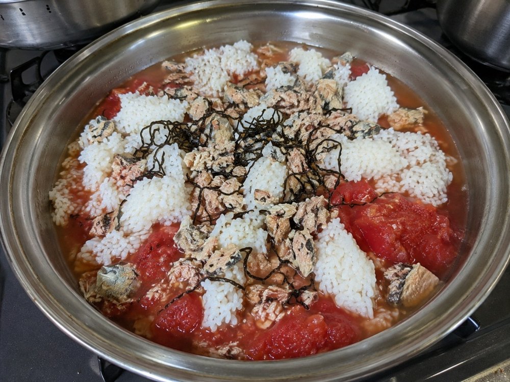 フライパンにご飯と塩こんぶを入れたところ