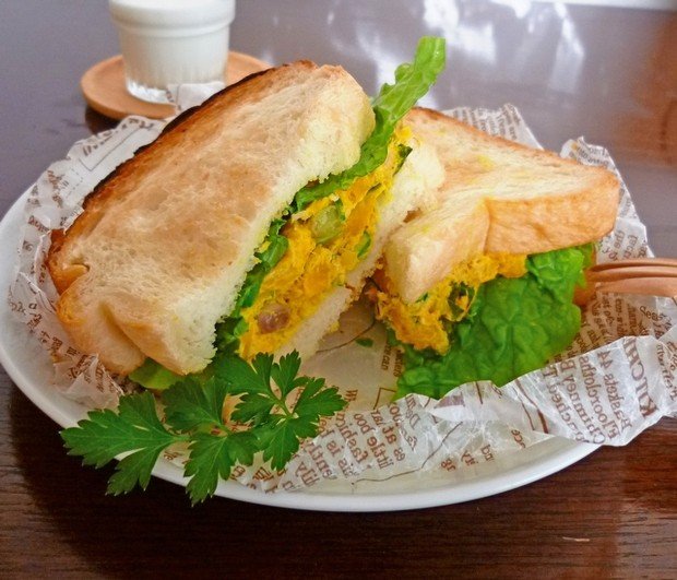 かぼちゃとお豆の和風カレーサンドの写真