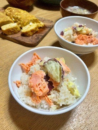 丸ごと入れるだけ、さつまいもと鮭の炊き込みご飯の写真